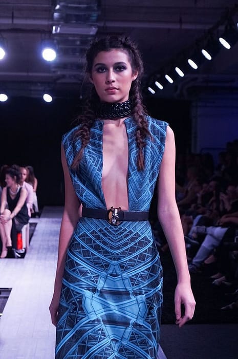 blue dress con apertura en el pecho