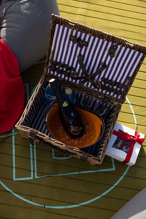 Prosecco y Charcuterie Box como parte del Sunset Floating