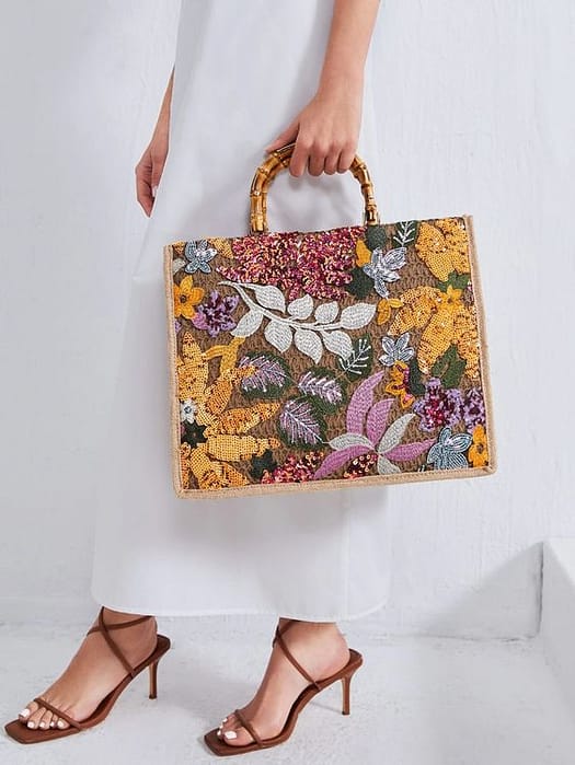 cartera de paja con diseño floral