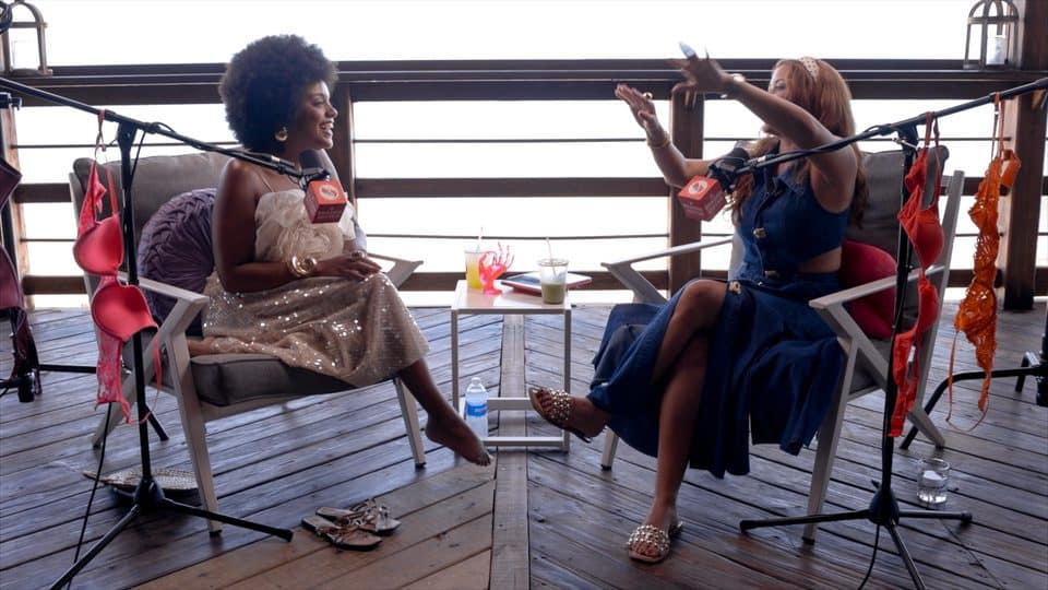 Nathasha Bonet y Mari Laura Teresa conversando en Tamboo, en Rincón, en el podcast A Braiser Quitao.